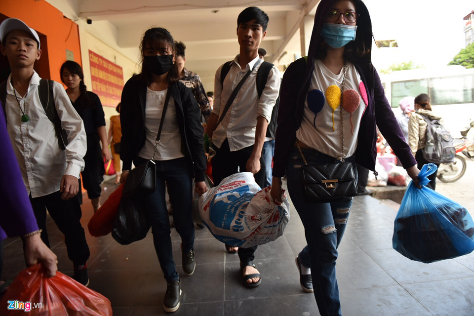 Tàu hỏa, xe khách chật cứng hành khách trở lại thành phố sau nghỉ lễ